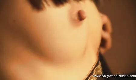 Một cặp vợ chồng xxx video nhật bản trẻ trong sáng trên một buổi chiều chủ nhật trong phòng ngủ, đập cái mông của chơi.
