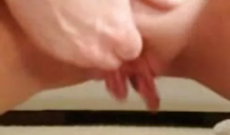 Cô ấy ép các cơ quan có khó khăn trong mông với những con búp bê đôi mắt của sex nhat ban xxx chặt vào đầu Năm Mới, trang phục, la hét và chà cô gái với một rung