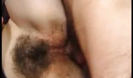 Trẻ hư hỏng cô gái bí mật webcam với một người phim xxx nhật ăn xin nhỏ trên webcam, nĩa Tháp với các con chó cúi xuống giường