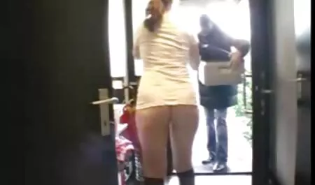 Một xx video nhat ban người phụ nữ quyết liệt được kéo bởi tóc, vài người đàn ông đã bị tra tấn, trong một vòng tròn