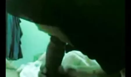 Sự Xấc láo sex game nhật mát-xa kích thích trục để nhẹ nhàng dính vào bề mặt của âm đạo và đẩy các lỗ vào lỗ
