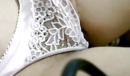 Một vài người sex xx nhat châu Á bao quanh một kẻ lang thang trên tàu, đột nhiên tình cảm thấy tay của ai đó dưới váy của cô và chạm vào cô ấy âm đạo.