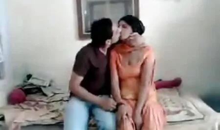 Pin vào ngày sinh nhật của mẹ kế của mình, thay vì món quà, ông hỏi để ông ấy nhắm mắt lại và đặt của ông trong tay phim xxx nhật bản