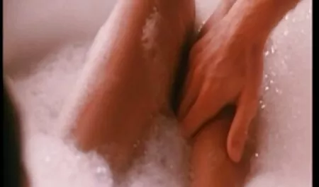 Một người bạn hút cocks trên một bãi biển đầy nắng và đến trước mặt cô xxx nhat ban