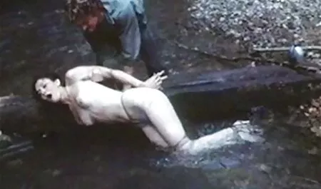 Cô gái trẻ, cởi quần áo để ngăn chặn các cuộc tranh cãi giữa cha mẹ và thu hút xxx sex nhat ban sự chú ý