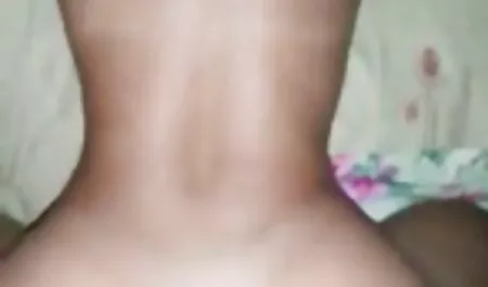 Tình nhân cô gái tóc vàng xxx nhật bản không che tất rách quần giữa hai chân và ngồi với ướt lỗ trong hiện thân che nô lệ cong