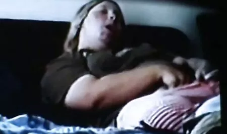 Một cô gái trẻ với mày để các dòng chảy video xx nhat những giọt nước mắt của một mình với một yếu âm trong âm đạo với bàn chân của mình trên vai của mình