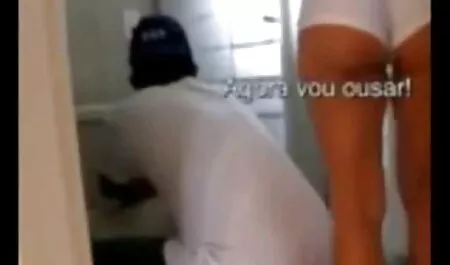 Ấn độ dương vật xuyên qua âm đạo. con khỉ đột chung sống video xx nhat cho thấy tay của mình.