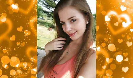 Quần kéo vào đùi và đẩy một cây đũa phép trên cánh bị rách xxx nhật bản không che từ đôi môi của âm đạo.