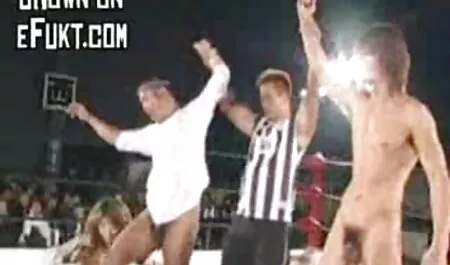 Tàn bạo nhạo báng tóc vàng bị trói giống như một xác sex game show nhat ban ướp và đập với một loại nhựa rất lớn