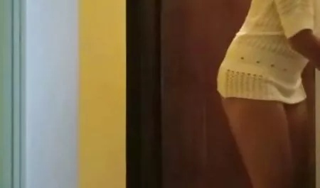 Ông đưa một người phụ nữ trên một cái khăn trên đầu trang của anh với một hói video xxx nhat ban mũ và phá vỡ trứng.