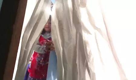 Da đen, mở rộng lớn với phim xxx nhật bản cha mẹ 35 tuổi nằm trên ghế, trong khi chồng cô đang làm việc
