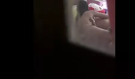 Người đàn ông trẻ, chồng chất lên sau khi uống rượu ở một sex xx nhat ban nhà trên bãi biển đá mang theo một con bê trẻ trong một giật gân