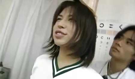 Tôi đã tới phòng của một thăm tương đối và cô ngủ trong áo choàng tắm, vì vậy cô ngồi bên cạnh cô xxx nhật bản không che ấy,