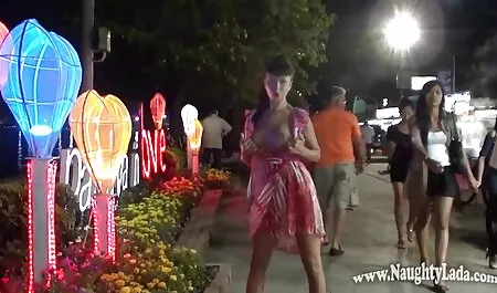 Các thợ sửa ống nước người cài dày cắm vào mông của một phim nhật bản xxx bà nội trợ trong khi chồng xem TV trong phòng khác.