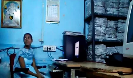 Già, địt xxxn nhat ban mẹ đi tắm và thủ dâm khi cô ấy ở phần dưới của cánh cửa, lấy súng với quần lót của cô.