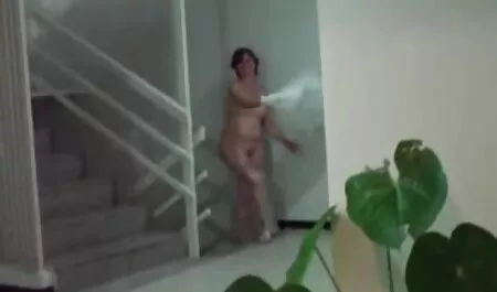Tập thể những người nông dân cứu trên quần lót và khỏa thân ngồi phim sex game show japan trên cổ của một chai 0.7 so với sâm banh Xô.