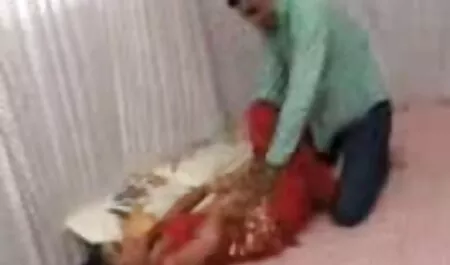 Mẹ kế đã bị mắc kẹt giữa các kệ của cái bàn cà phê và các cậu bé bắt đầu bắn, video xx nhật bản xếp một thành viên của những