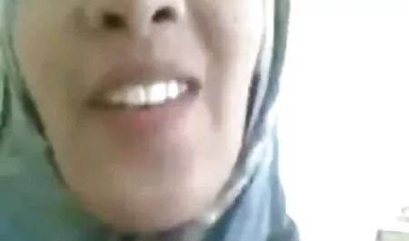 Vô hiệu hóa tóc đen, người ixxx nhat ban đàn ông với đôi mắt màu xanh trong một bãi đỗ xe trên vỉa hè.