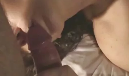 Những người yêu trẻ ngồi trong phòng tắm với một cách nhanh chóng lớn và người phụ nữ trẻ đã bò với các trang web xxx nhật bản trong nhanh shnyag