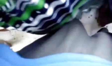 Các ca sĩ đã cởi quần xx sex nhat ban áo của cô và thực hiện một video ca nhạc sáng với một chiếc mũ.