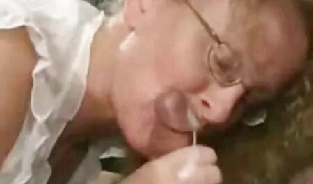 Bald vài bò xxx video nhat ban vào Özlem của khoang miệng, quỳ trong phòng tắm và kiêu ngạo.