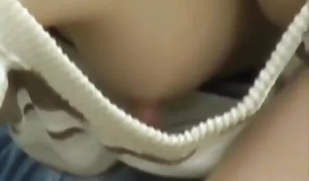 Kích thích đánh với các ngón tay của một xxx video nhật người bạn và nứt muncratnya trên cánh tay