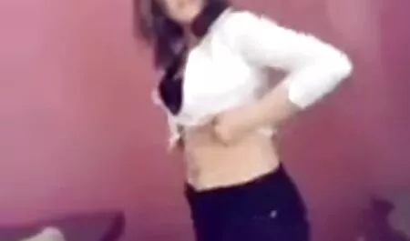 Một rất quấy rầy gầy stalker trong khi ướt bánh bao và đi xlxx nhật bản tiểu của mình âm vật.